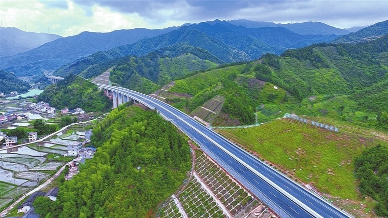 遂大高速沿线绿意盎然（图）