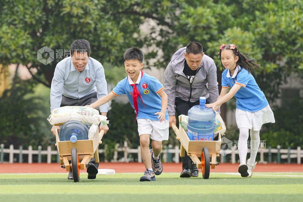 5月26日，南丰县子固小学举办亲子趣味运动会。图为孩子和家长在进行独轮车运输比赛。通讯员 谢东摄