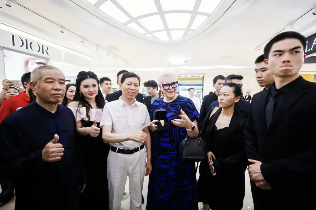 “您购物 我买单”万家丽超级家装节盛大启动！知名演员刘凡菲与消费者亲切互动