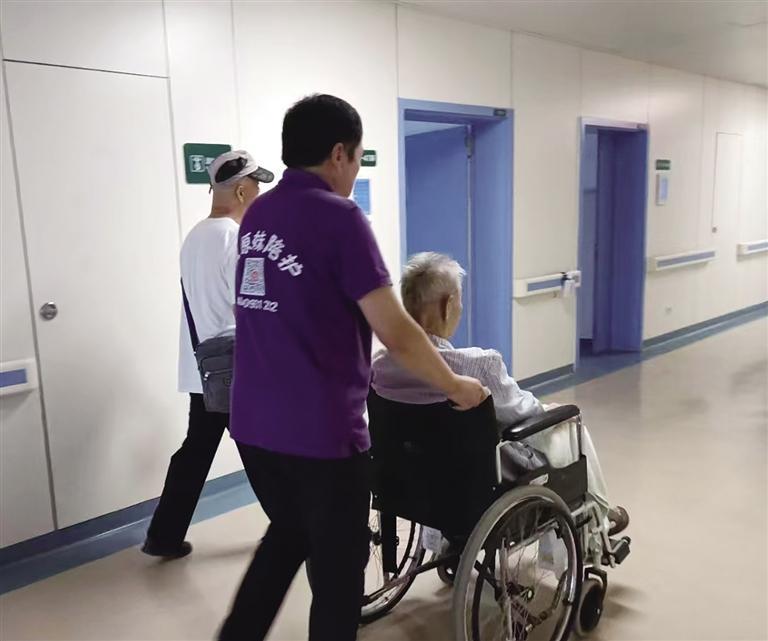 护工推着患者去做检查