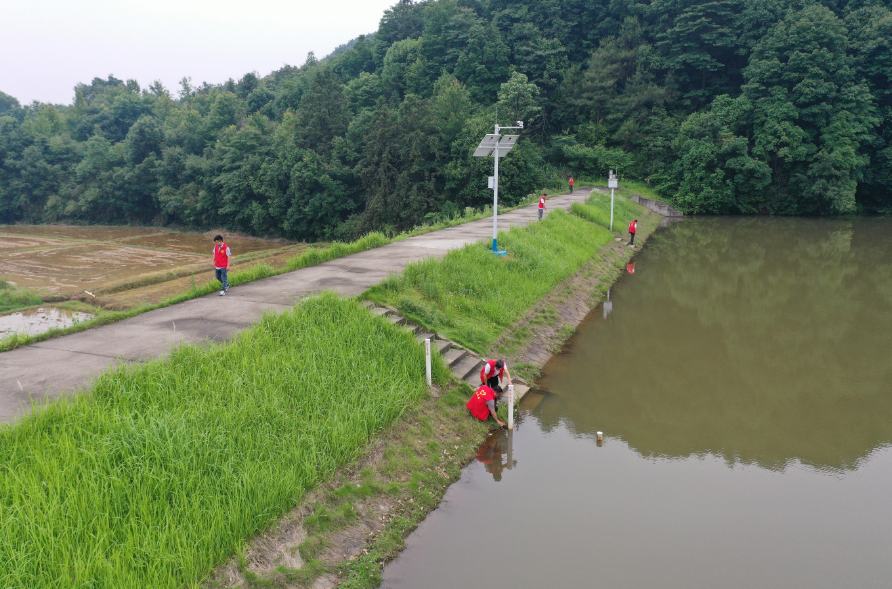 江西东乡：巡库防汛护安全（图）