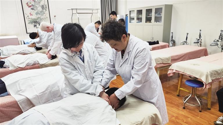 方晓琴（右）手把手教学生