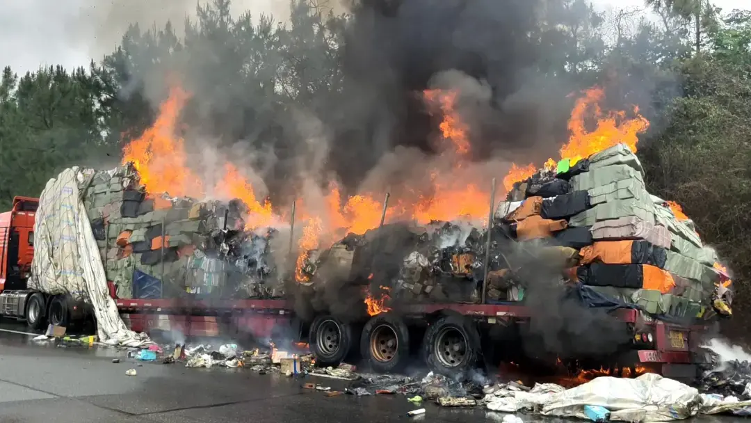 你的快递可能被烧了!瑞昌境内一快递车在高速上起火(图)