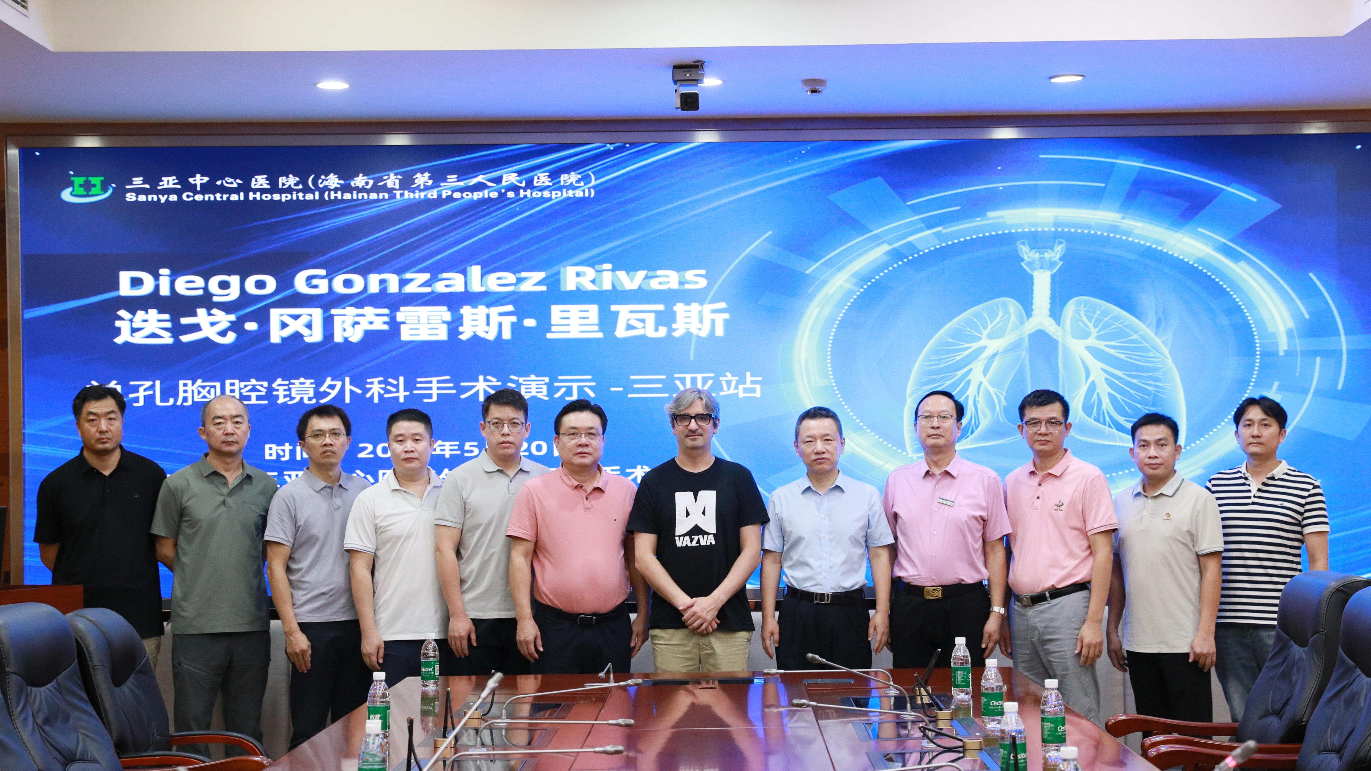 全球单孔胸腔镜手术创始人迭戈·冈萨雷斯·里瓦斯教授受邀到三亚中心医院开展手术及学术交流