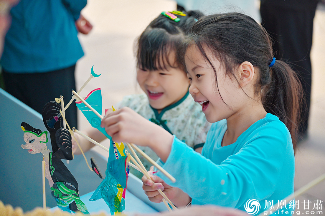 现场体验皮影戏表演让小朋友乐开怀