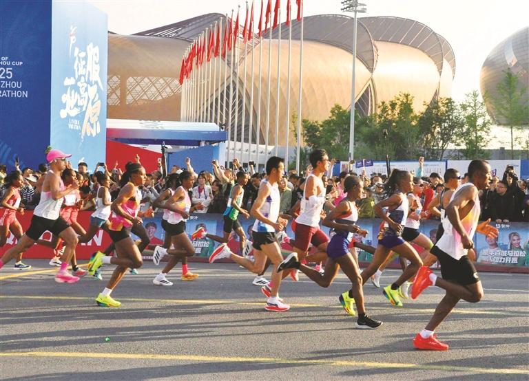 参赛选手在比赛中出发　葛强　摄