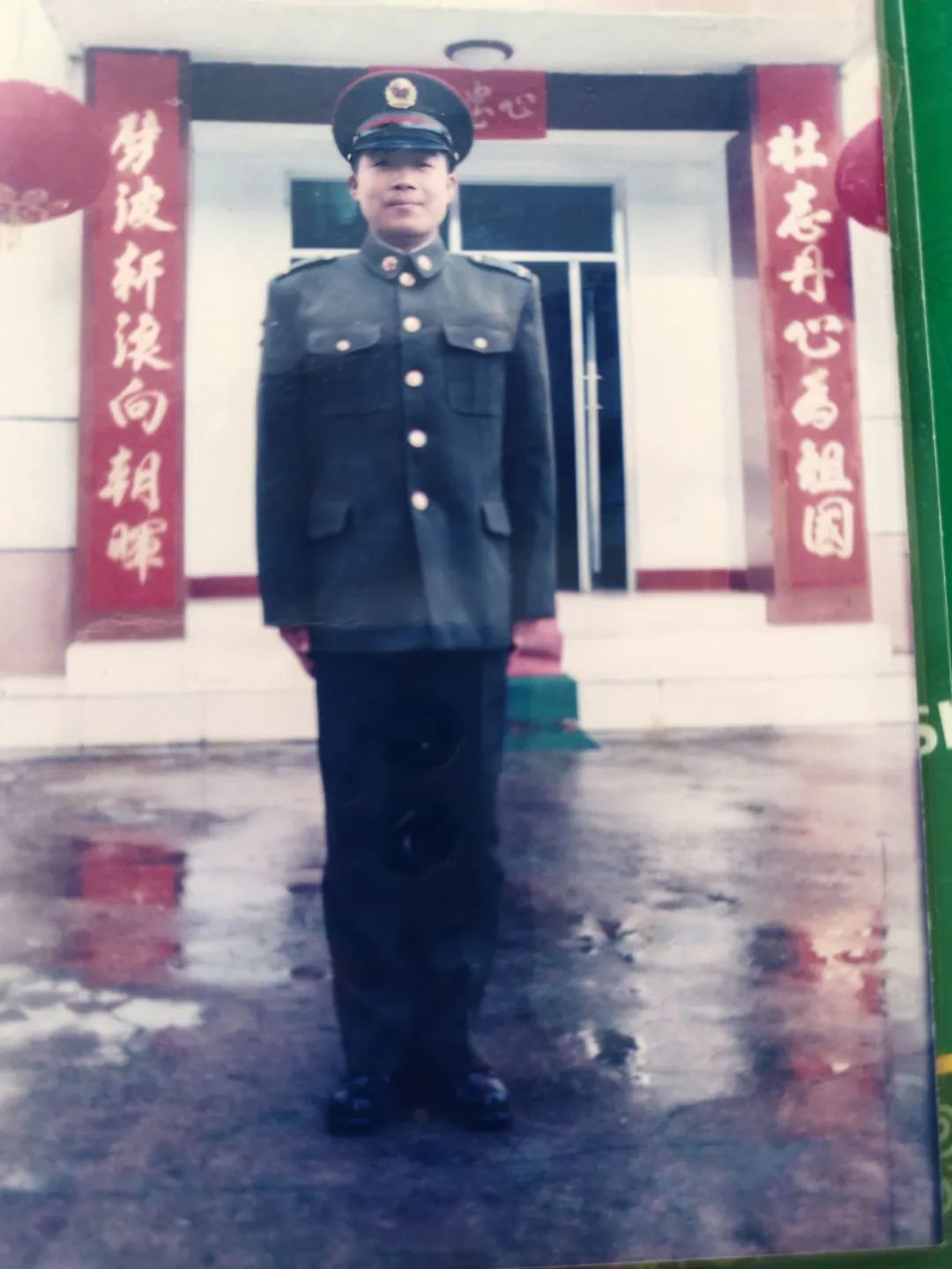 罗聪（左）及其表哥钱拯民（右）的戎装照