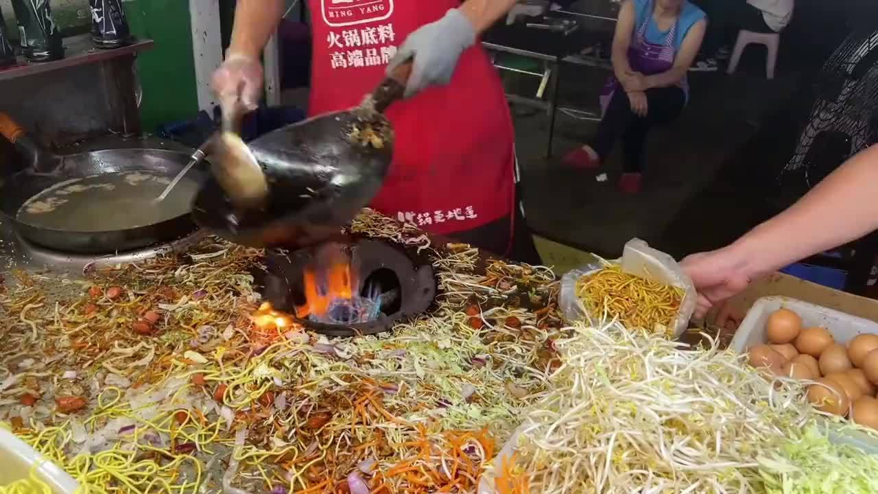 小伙做炒面，技术独到，一晚上顶半月工资，只是这摊也太乱了……