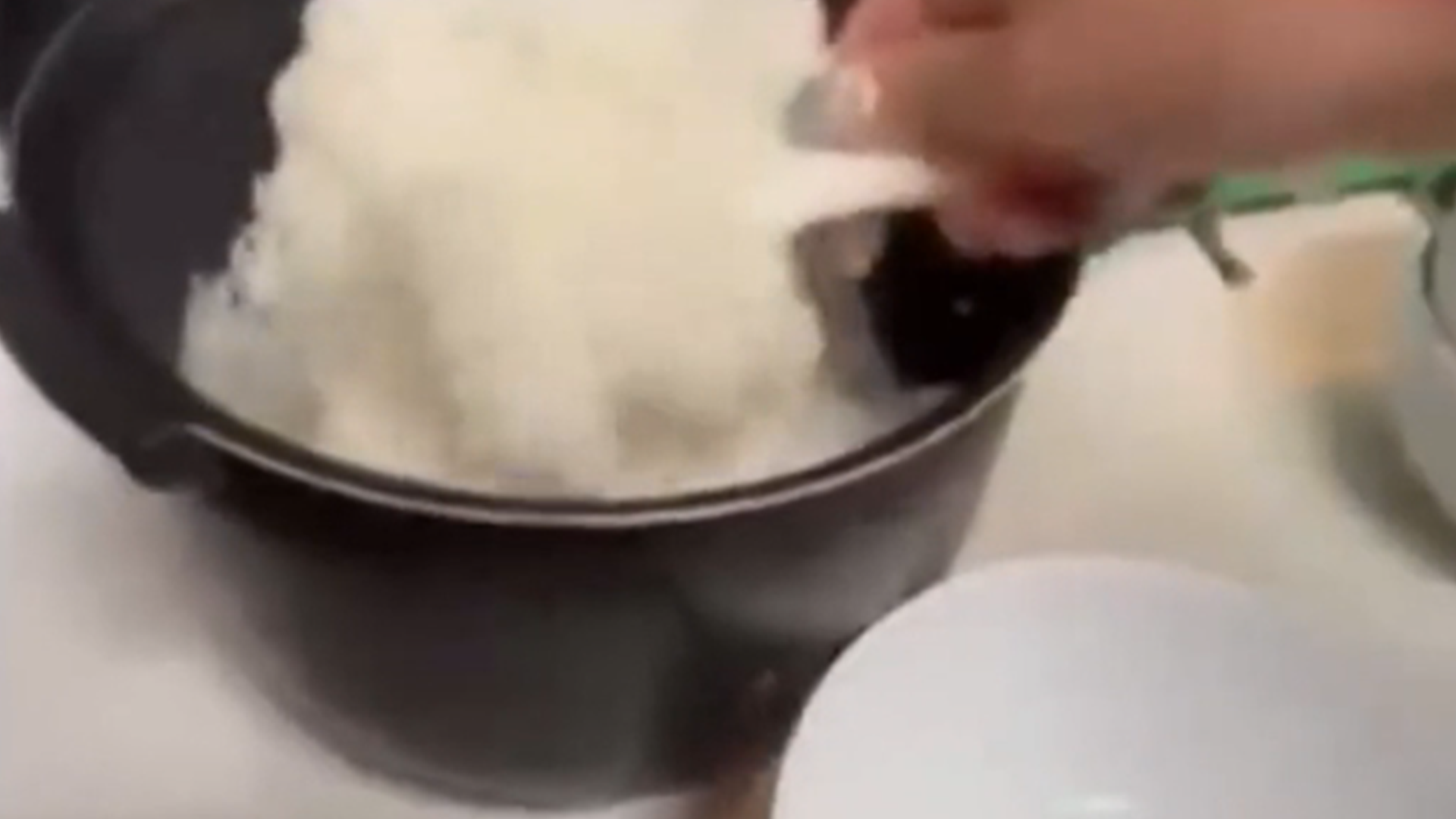 米价飙涨，偷盗猖獗！日本民众分食米饭精确到克，农户甚至给大米装定位器