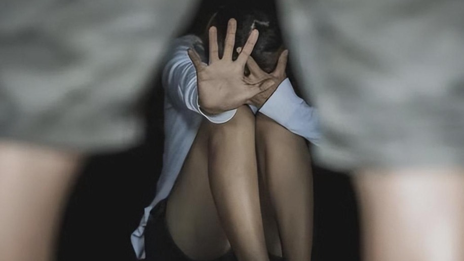 丧心病狂！53岁男子诱骗近百名中小学女生，手机藏满未成年人隐私视频