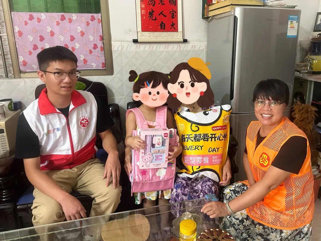 莲洲镇横山社区小朋友收到学习文具和零食礼包.jpg