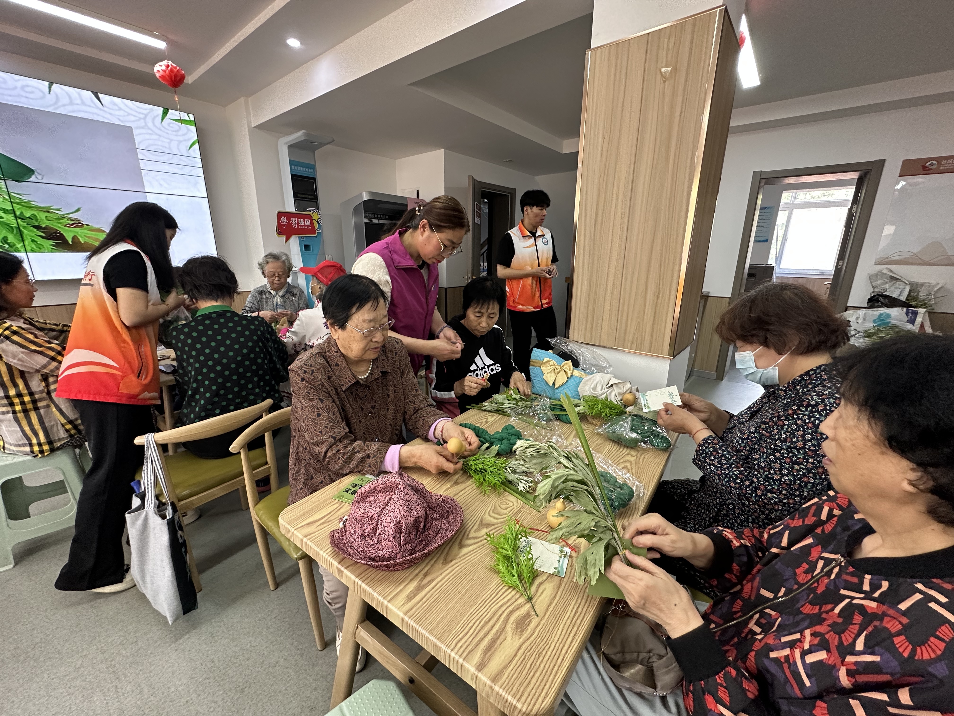 巧手编艾韵，邻里粽情浓！瑞都社区端午活动共绘文化温情画卷