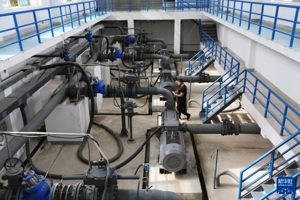 5月26日，工作人员在甘肃省定西市内官水厂泵站检查供水设备。