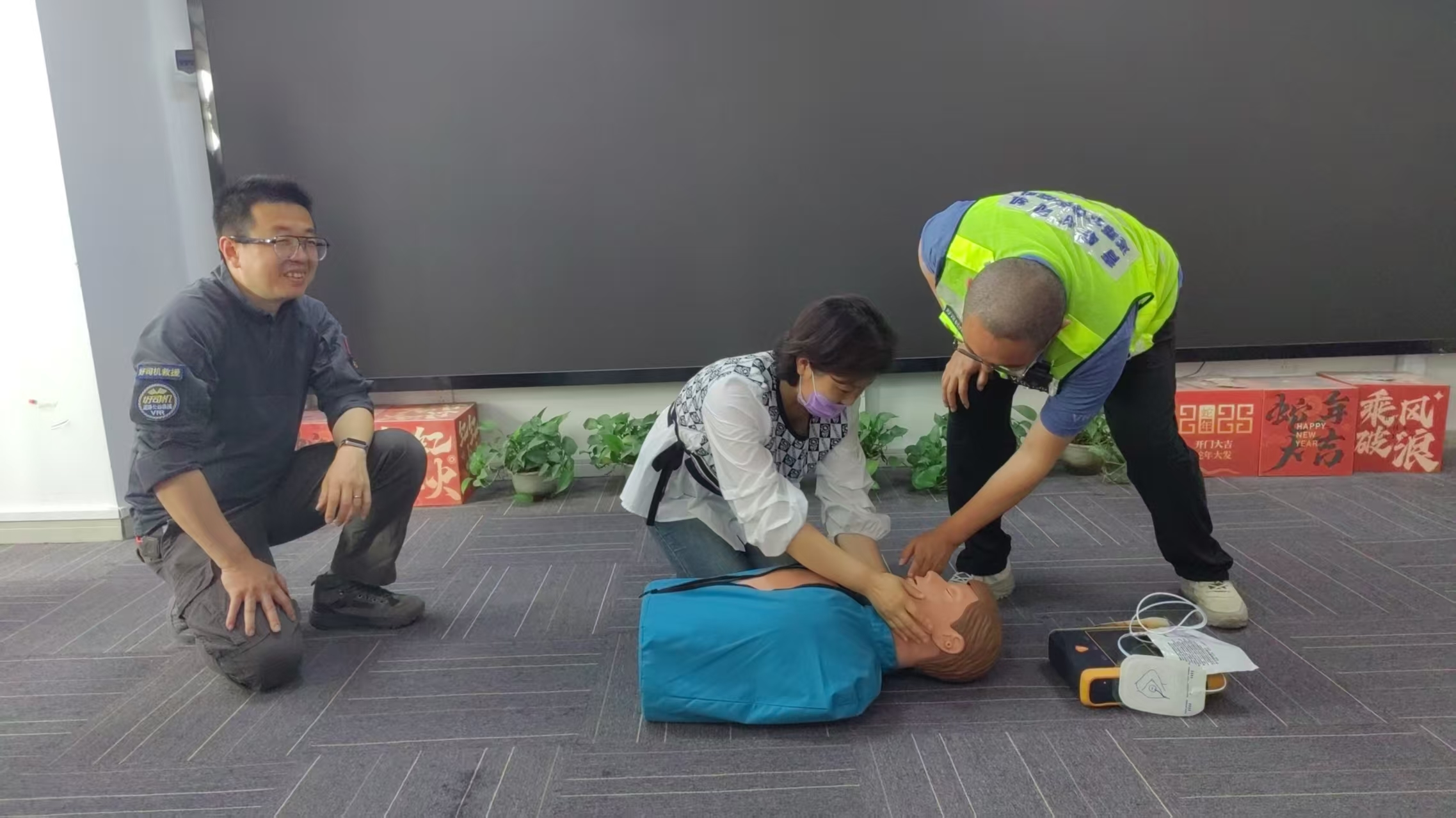 青岛蓝丝带家长互助会开展红十字急救培训 为生命安全筑牢防护网