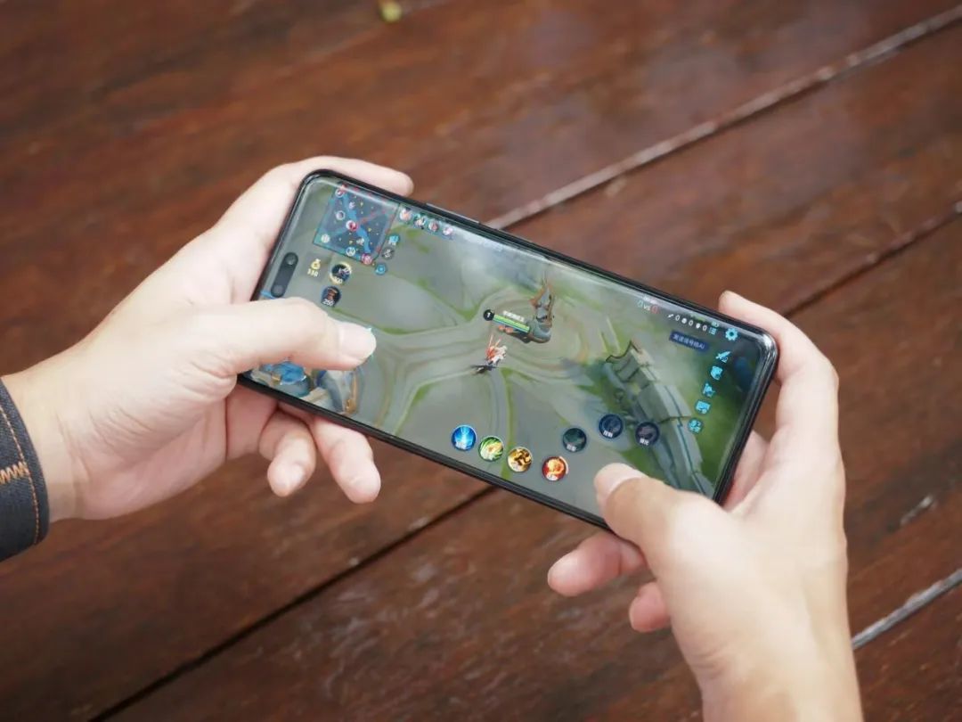 首款鸿蒙直板机,体验太炸裂了