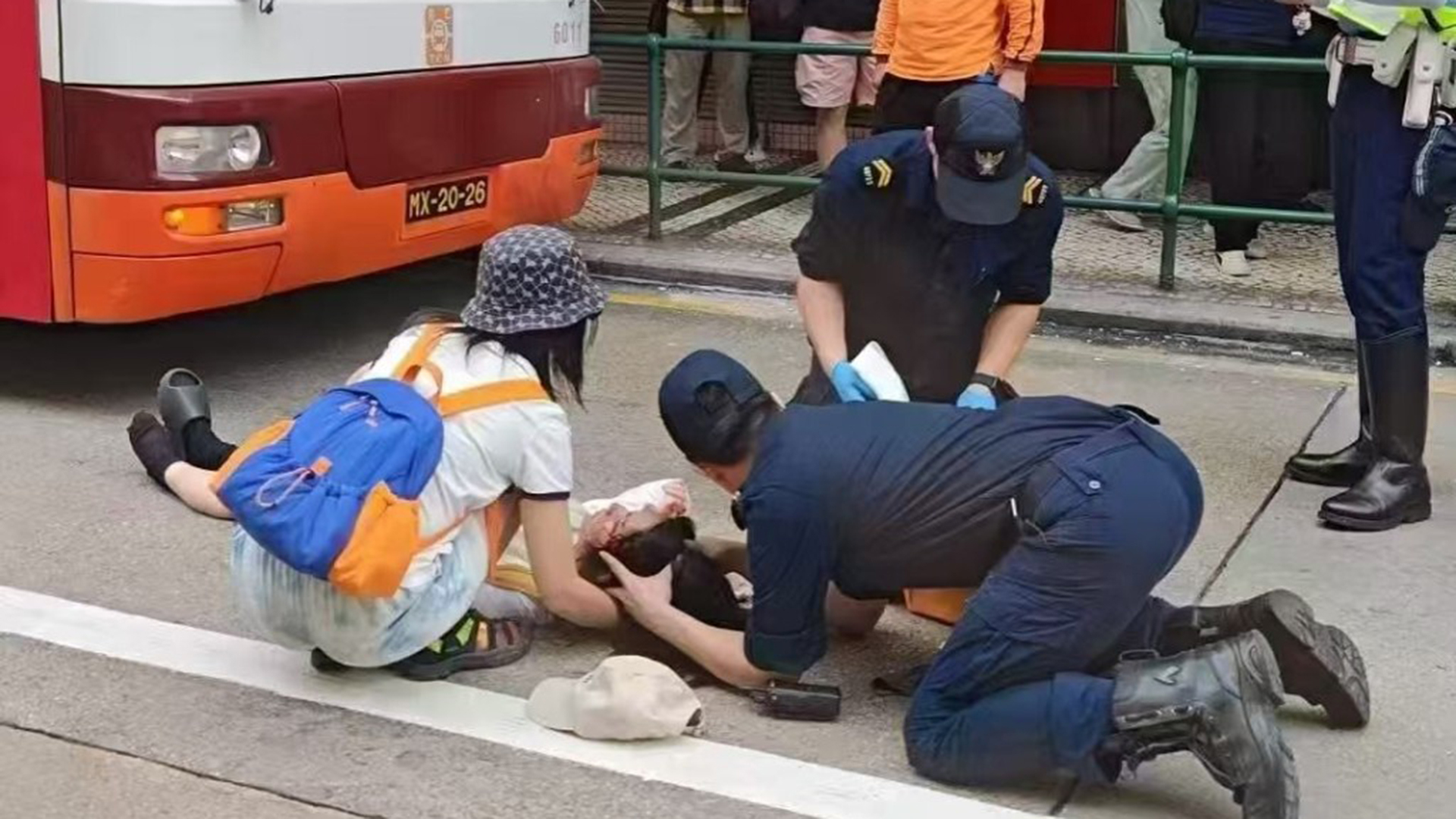 内地两女游客在澳门乱过马路，一人被公交撞倒，两人都遭指控