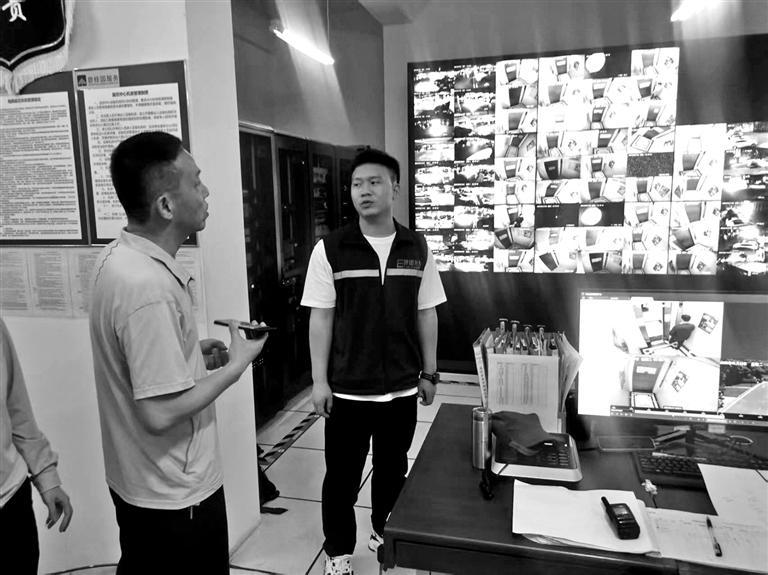 工作人员在查看监控（周鹏 本报记者 徐骞）