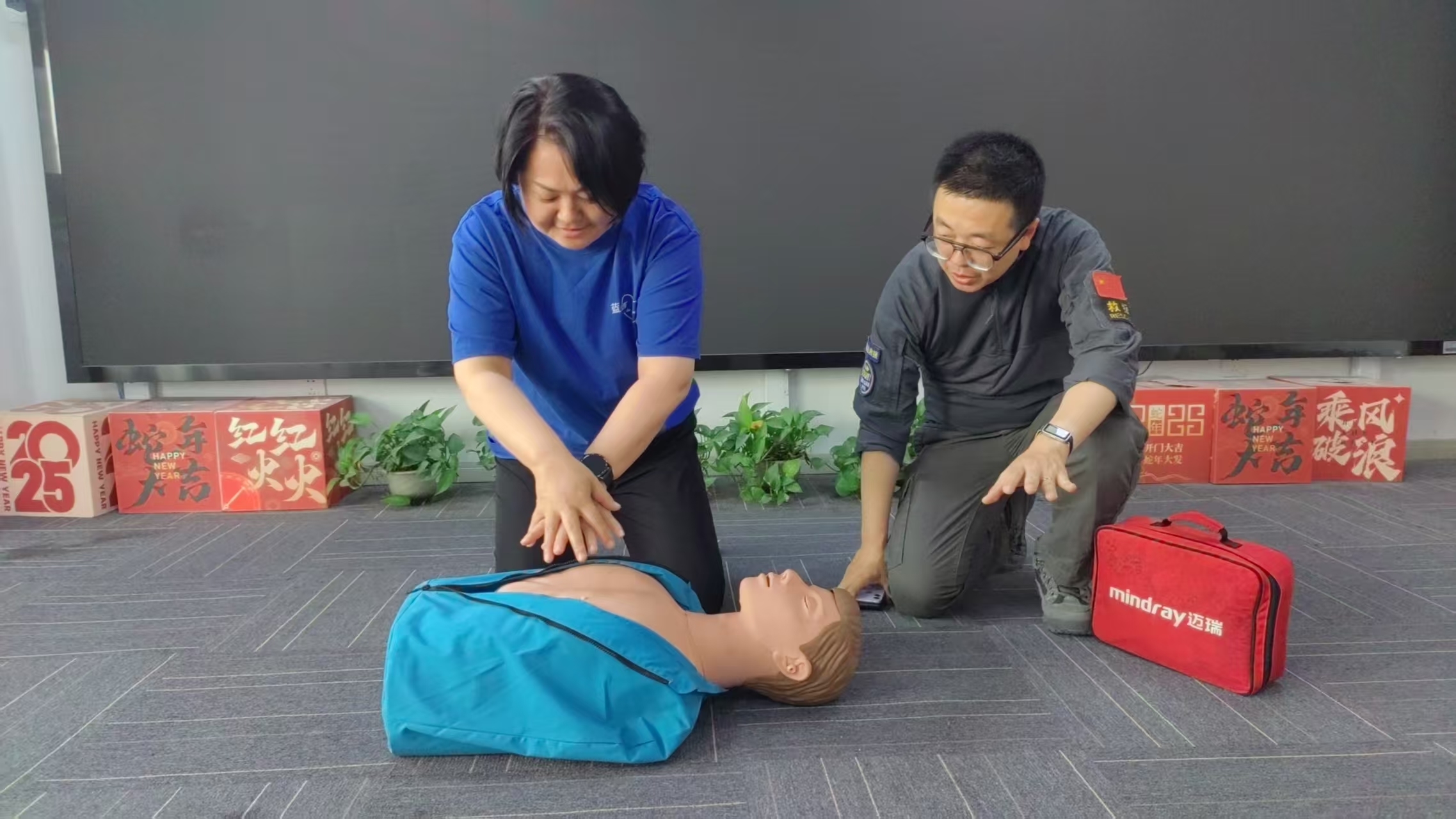 青岛蓝丝带家长互助会开展红十字急救培训 为生命安全筑牢防护网