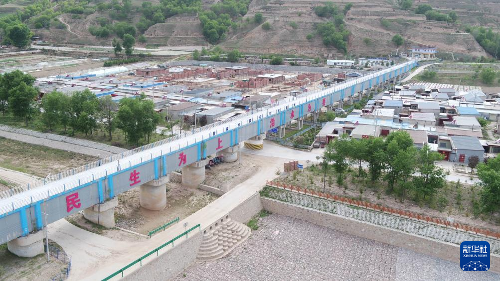 5月26日在甘肃省定西市安定区内官营镇拍摄的引洮工程渡槽（无人机照片）