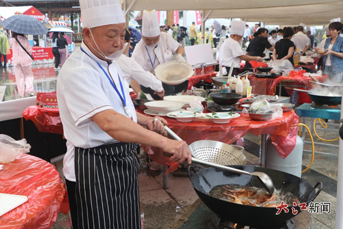 比赛现场选手正在制作乳鸽