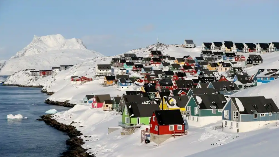 拿中国威胁美国，格陵兰岛打得一手好算盘，王毅外长提醒两件事