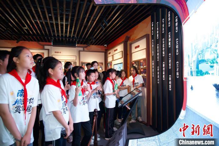 学生们参观汉剧博物馆。　马威 摄