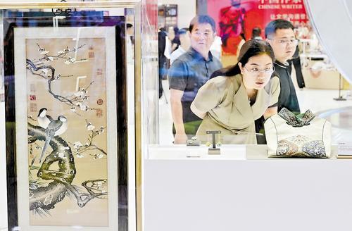 5月23日，参观者在深圳文博会河北展区，感受燕赵大地文化传承和创新之美。 本报记者 郭昭摄