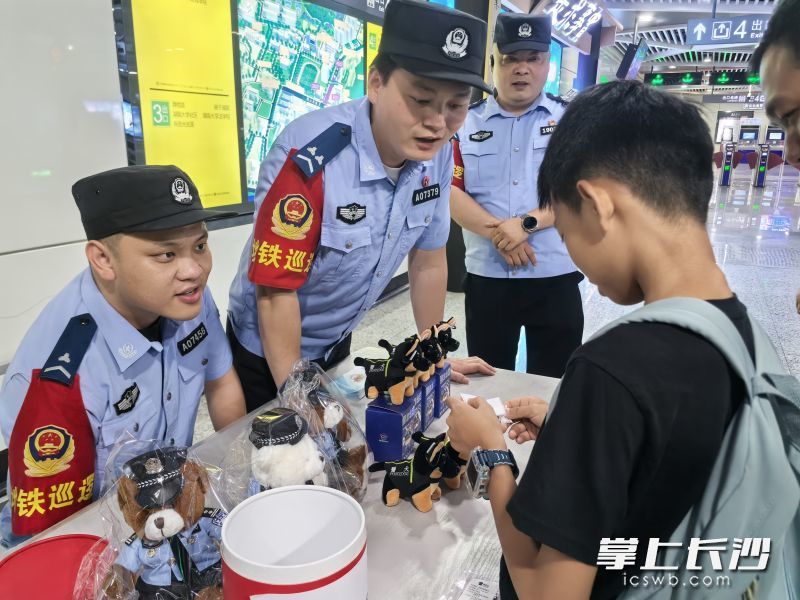 活动现场，民警与孩子互动。