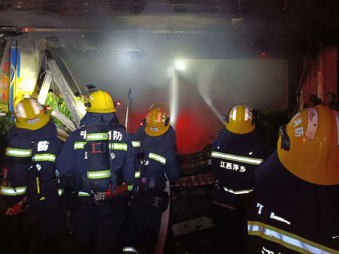 萍乡一沿街商铺深夜起火 现场火势凶猛（图）