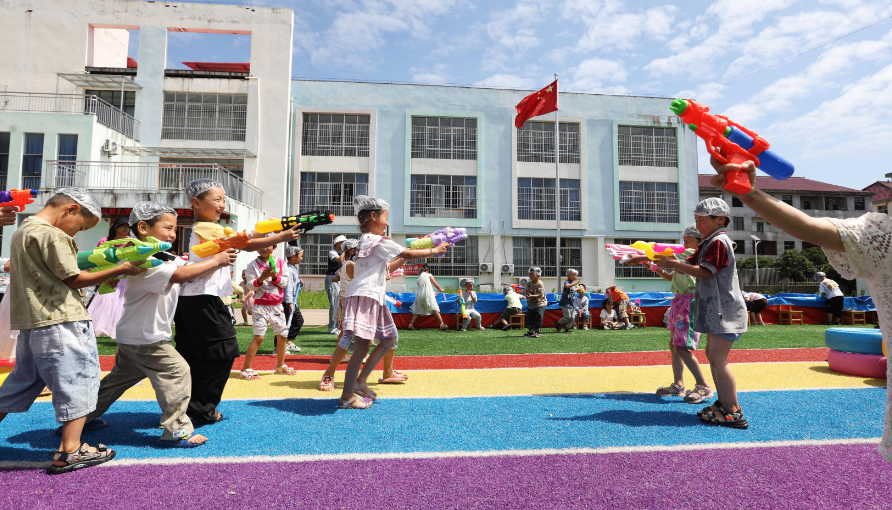 江西东乡：欢声笑语过“六一”