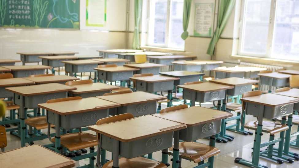 向老师举报同学玩手机被打伤，被判“三输”的根源在哪