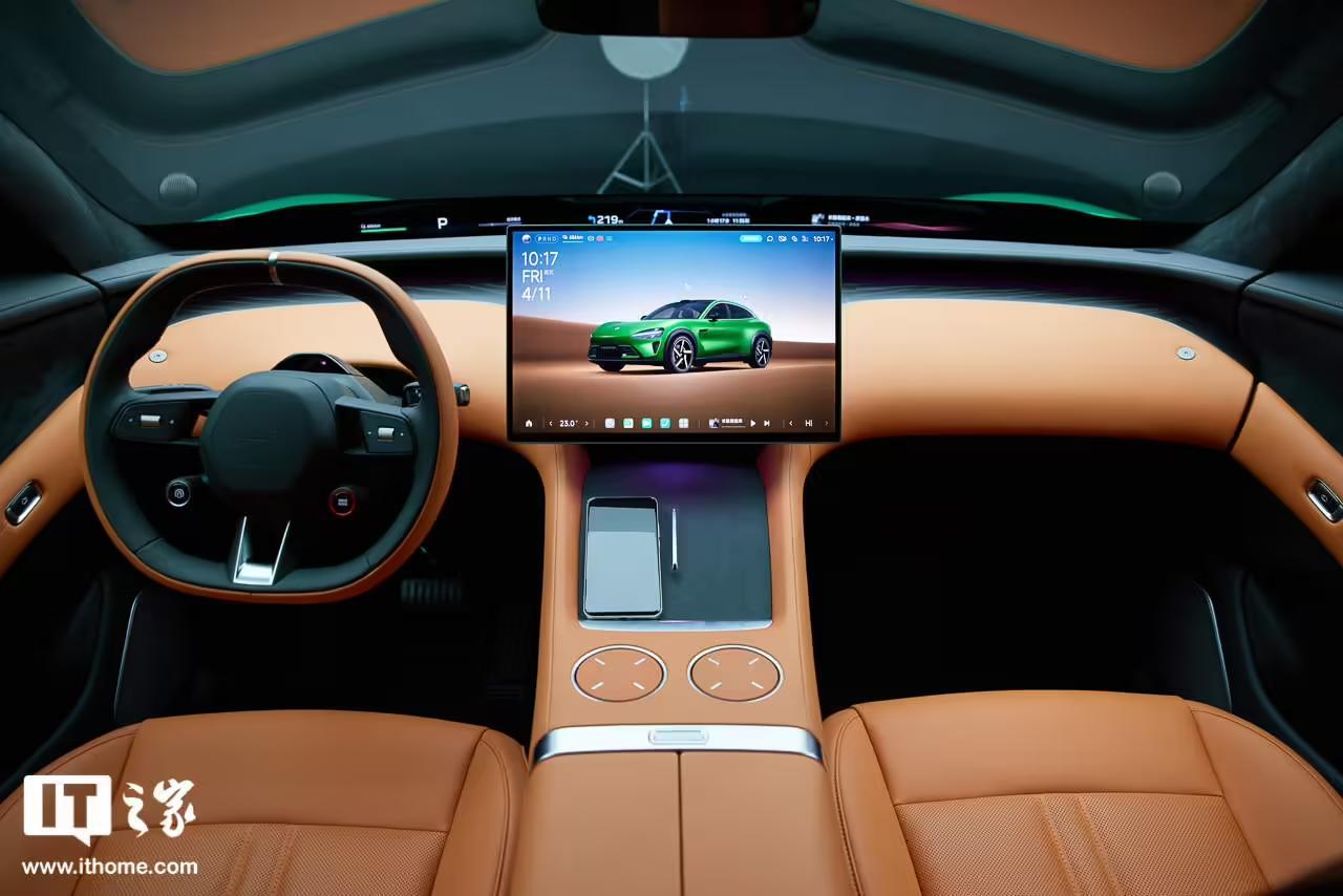 小米YU7汽车天际屏全景显示演示视频发布,支持语音联动、多屏互动等