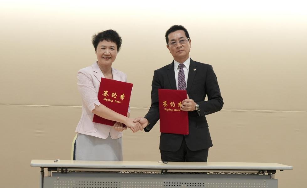 ↑海南省贸促会、海南国际商会与日本关西中华总商会签署合作备忘录。