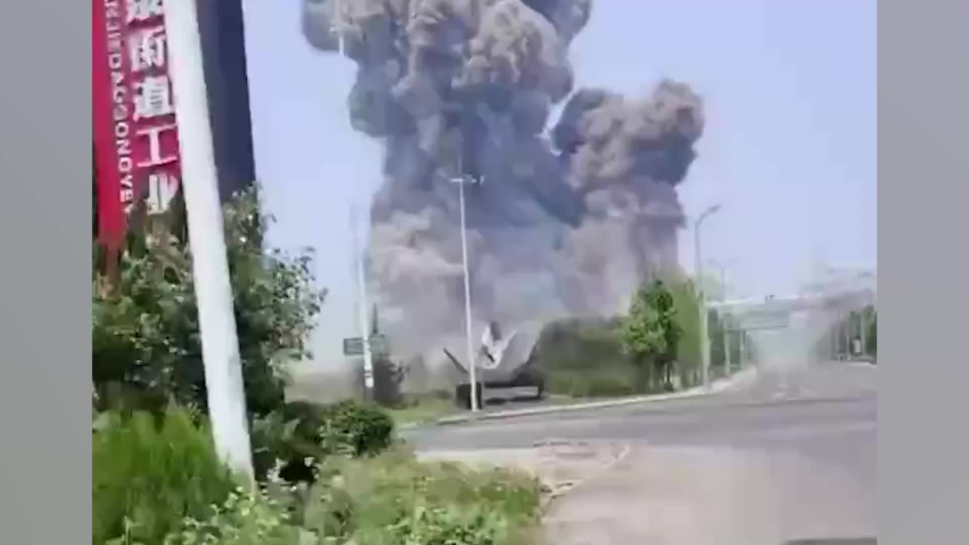 山东高密一化工车间爆炸，附近商户：已停业撤离，店里窗户碎了