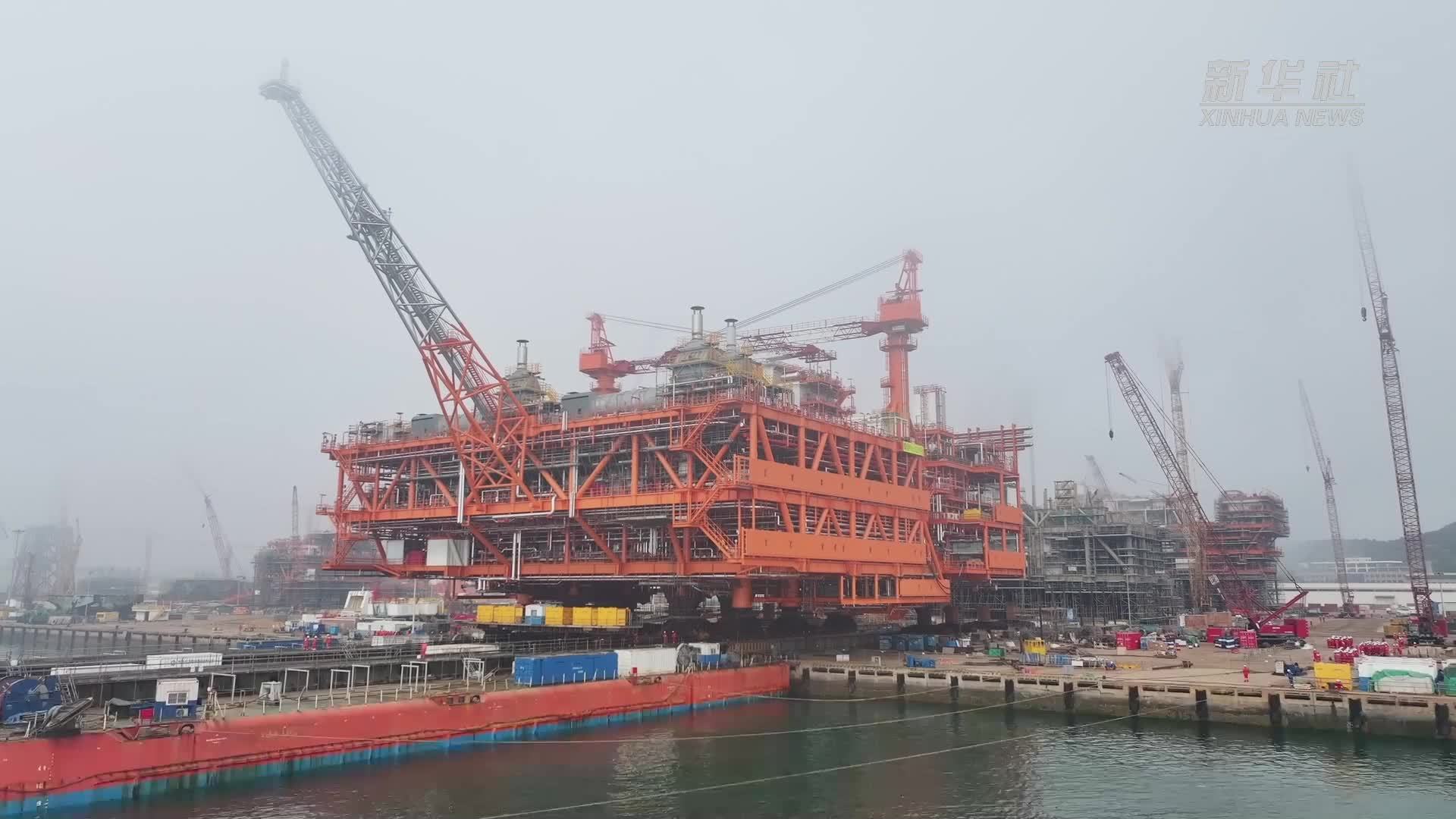 我国首套5万吨级拉力千斤顶牵引装船系统成功应用