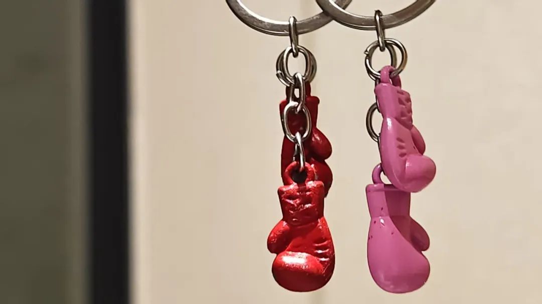 《疼痛艺术家》准备的拳击手套挂件