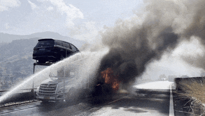 你的快递可能被烧了!瑞昌境内一快递车在高速上起火(图)