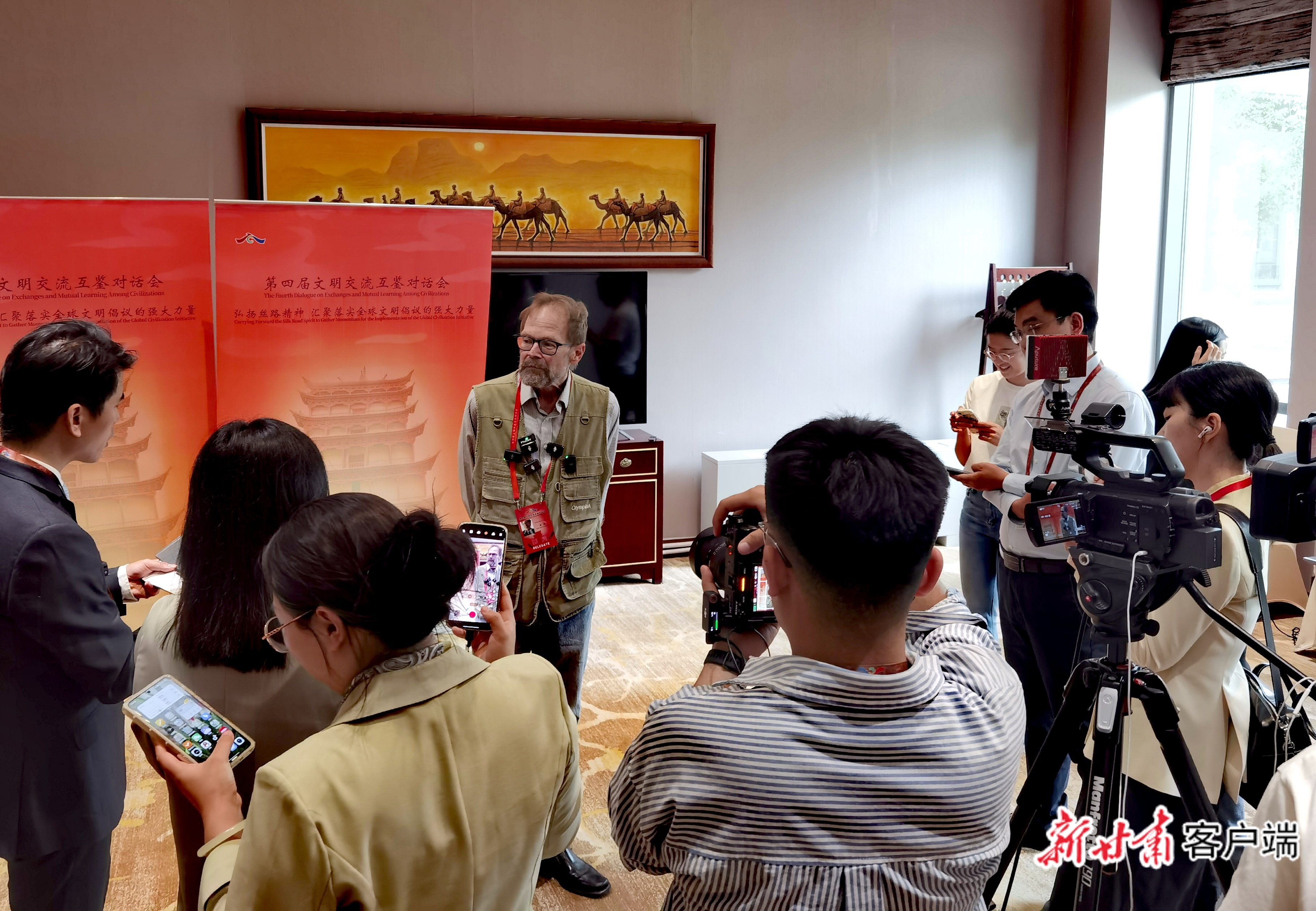 各国嘉宾接受媒体采访　新甘肃&middot;甘肃日报记者　范海瑞　摄