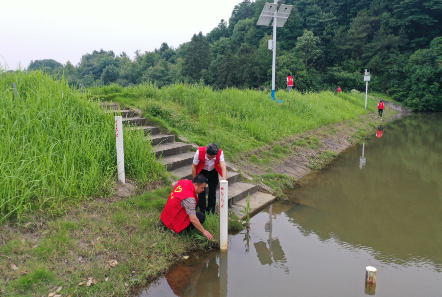 江西东乡：巡库防汛护安全（图）