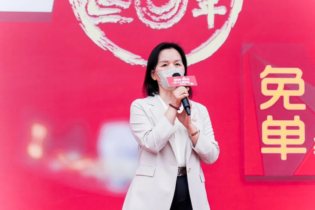 “您购物 我买单”万家丽超级家装节盛大启动！知名演员刘凡菲与消费者亲切互动