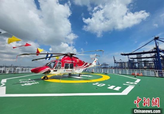 5月29日，“雪龙2”号极地科考破冰船停靠在海口市秀英港码头。图为“雪龙2”号的直升机停机坪。中新社记者 王晓斌 摄