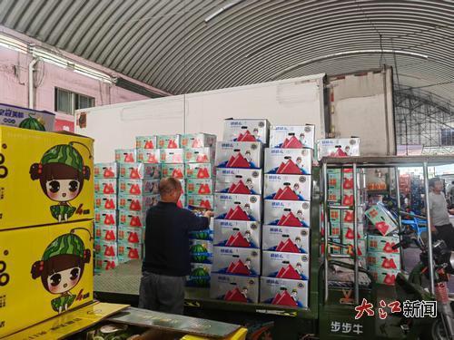 一水果店商家在批发市场采购西瓜。