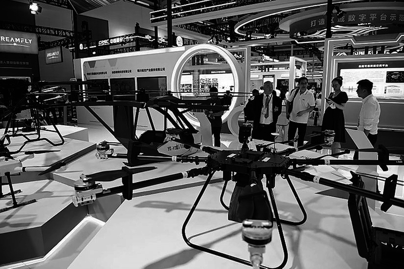 近日，在第九届丝绸之路国际博览会暨中国东西部合作与投资贸易洽谈会低空经济展上，参观者了解各类飞行器。 李一博 摄