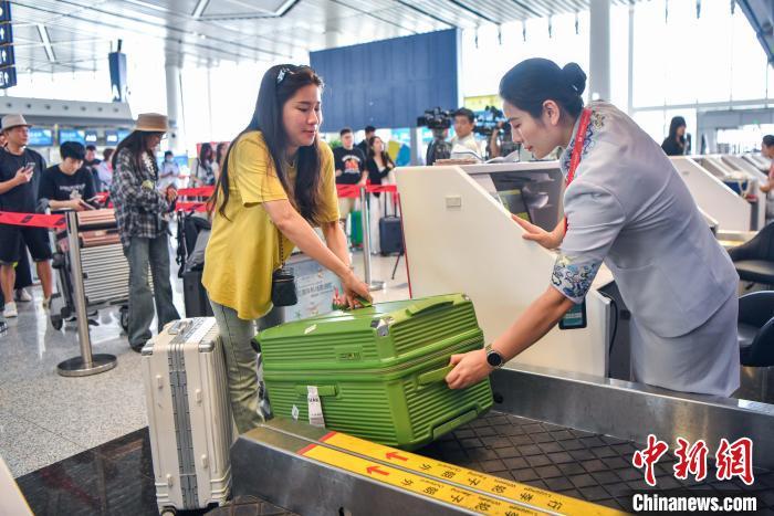 5月30日，海南航空“海口⇌吉隆坡”国际航线通航。图为旅客在海口美兰国际机场办理值机手续。中新网记者 骆云飞 摄