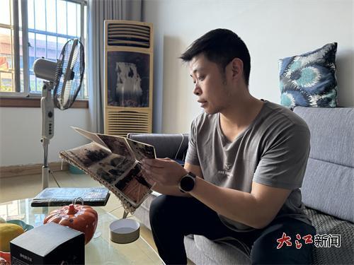 罗聪在翻看家庭相册