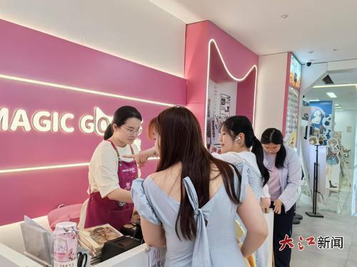 年轻人逛次元中心1号二楼的周边商品店。