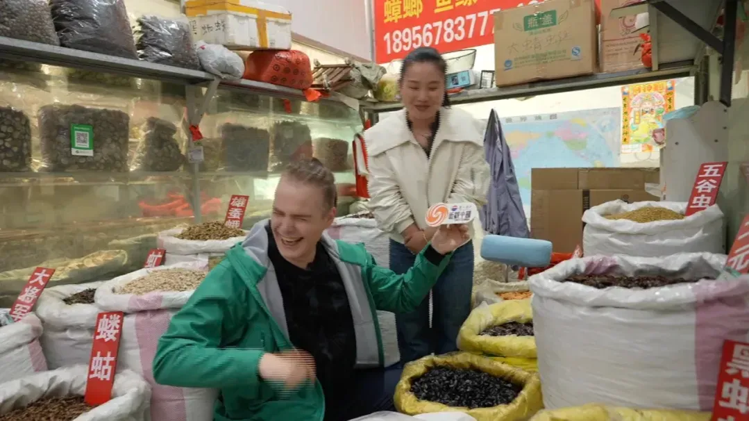 化妆品里有蟑螂提取物，放屁虫也能入药，英国观察员都不会翻译了