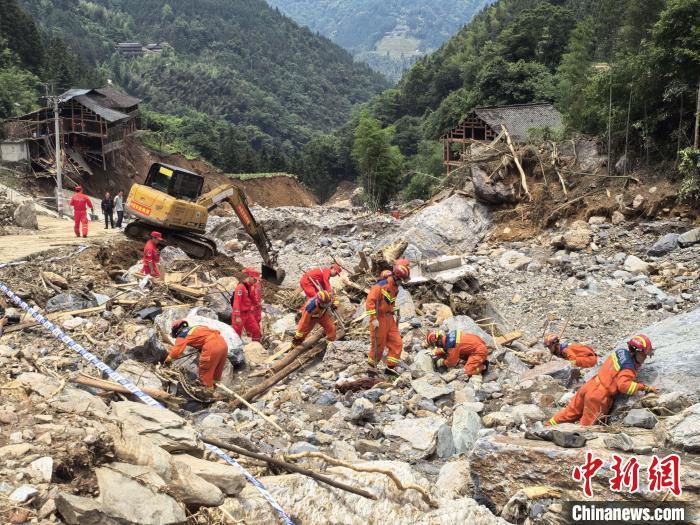 5月24日，救援人员正在搜救。韦吉阳 摄