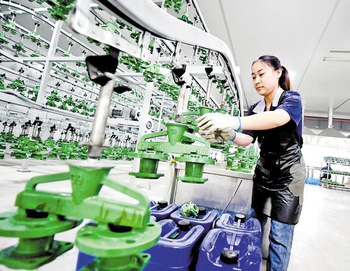 4月29日，成安县中鸿阀门股份有限公司智能生产车间内，工人在制造阀门模具。 武成军摄