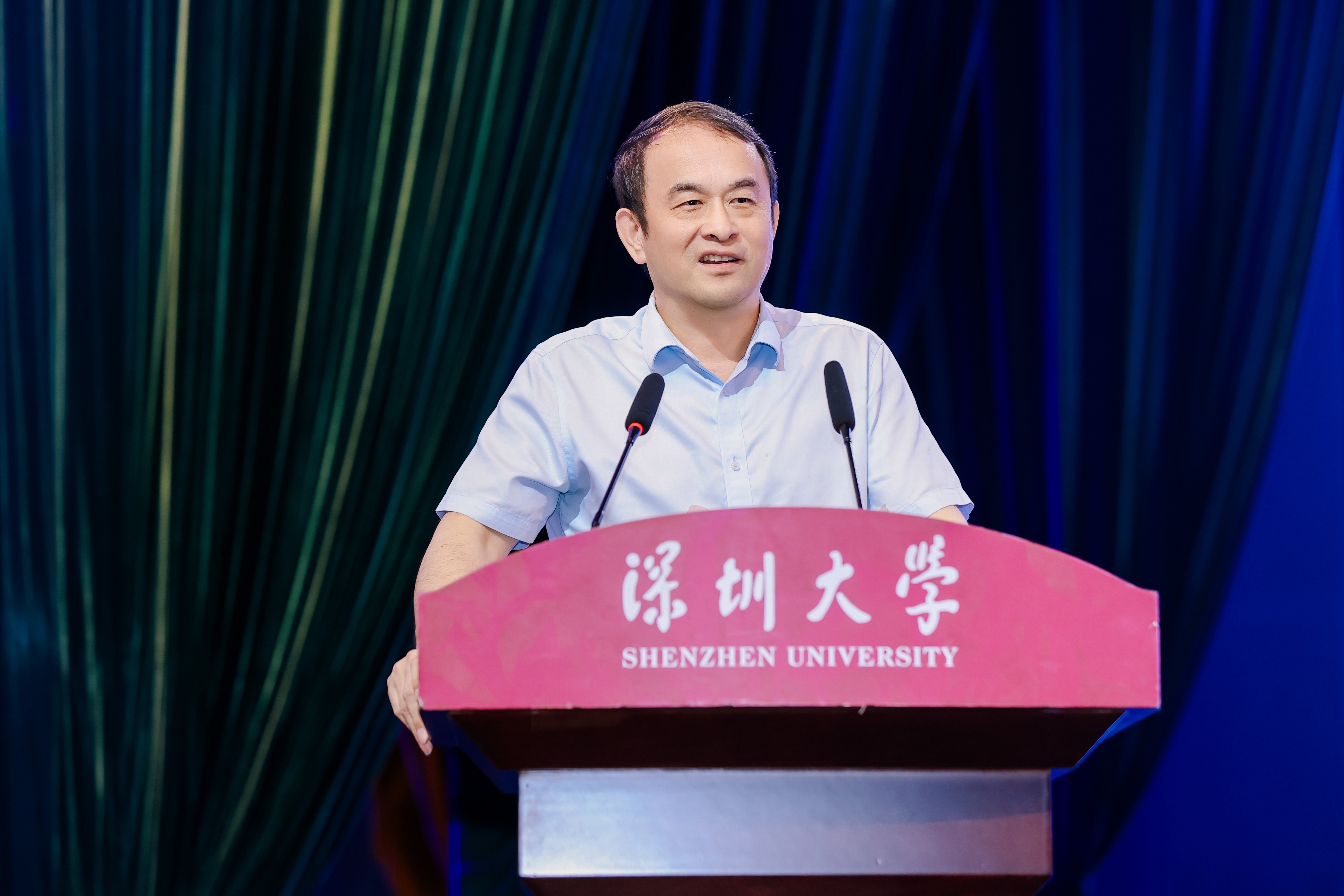 2025深圳企业家前瞻峰会暨新生代创新创业风云人物颁牌盛典成功举办